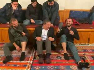 Başkan Şayir Patik Dokuma Oynadı, Salonu Kahkahaya Boğdu
