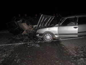 İ̇ki Otomobil Kafa Kafaya Çarpıştı: 1 Ölü, 2’si Çocuk 5 Yaralı