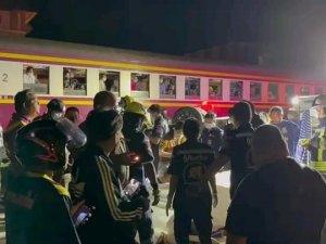 Tayland’da Bariyerleri Aşmaya Çalışan Araca Tren Çarptı: 3 Ölü, 1 Yaralı
