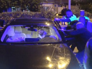 Kontrolden Çıkan Lüks Otomobil Aydınlatma Direğine Böyle Çarptı
