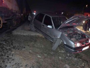 Elazığ’da Otomobil Trene Çarptı