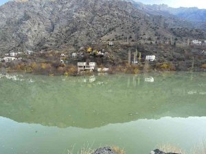 Yusufeli Barajı’nda Su Seviyesi 47 Metreye Ulaştı, Boşaltılan Köylerdeki Evler Birer Birer Sular Altında Kalmaya Başladı