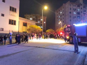 Yangını İzleyen Kalabalık Anonsla Dağıtıldı