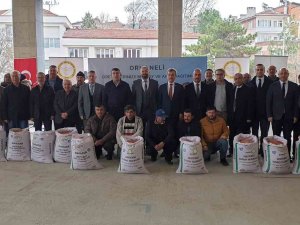 Orhaneli’de Çiftçiye 6 Ton Arpa Ve Buğday Dağıtıldı