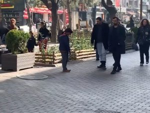 Eskişehir’de Dilenen Çocukların Yalın Ayak Oyunu