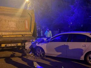 Sokağa Süratli Girdi, Park Halindeki Kamyona Çarptı: 2 Yaralı
