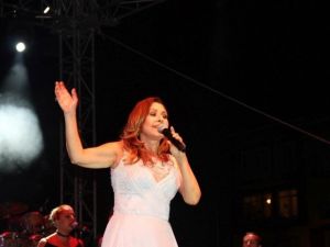 Ünlü Şarkıcının Konserine Katılım Az Oldu