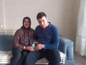 Kahramanmaraş’ta Engelli Oğlu Olan Anne, Hem Üniversite Bitirdi Hem De Kitap Çıkardı
