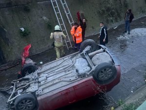 Kağıthane’de Otomobil Dereye Uçtu: 2 Yaralı