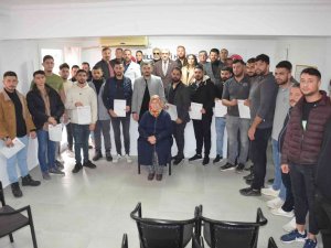 Didim’de Mhp’ye Üye Olan Gençlere Rozetlerini İ̇l Başkanı Alıcık Taktı