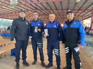 Antalya’da Polis Ekipleri, Pazar Esnafını Broşür Dağıtarak Dolandırıcılara Karşı Uyardı