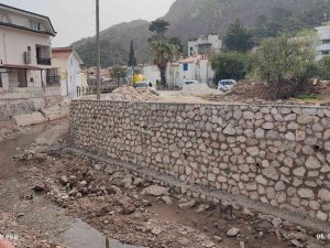 Büyükşehir Marmaris’te Zarar Gören Dere Duvarlarını Tamir Etti