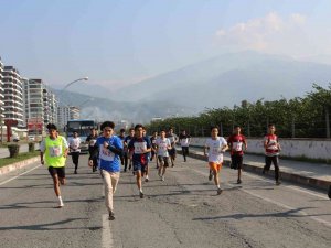 Dörtyol’da ‘İ̇lk Kurşunun’ Atılışının 104. Yılı Kros Koşusu Düzenlendi