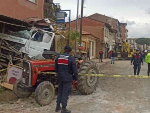 İ̇zmir’de Kamyon Ortalığı Savaş Alanına Çevirdi: 8 Yaralı