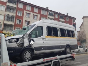 Başkentte Okul Servisi Devrildi, Faciadan Dönüldü
