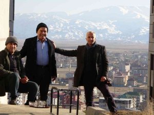 Yüksekova İki Mevsim Arasında Kaldı