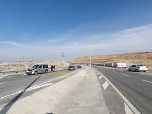 Yavaşlayan Otomobile Ticari Araç Çarptı: 2 Yaralı
