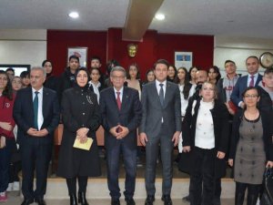 Eski Bakan Deneyimlerini Öğretmen Ve Öğrencilerle Paylaştı
