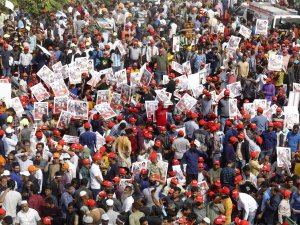 Bangladeş’te Binlerce Kişinin Katılımıyla Hükümet Karşıtı Protesto
