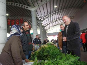 Başkan Ertürk Pazaryerinde Esnaf Ve Vatandaşlarla Bir Araya Geldi