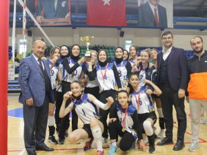 Gediz Mustafa Necip Alâyeli Anadolu Lisesi Kız Voleybol Takımı İl Birincisi Oldu