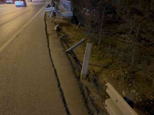 Bağcılar’da Kontrolden Çıkan Otomobil Bariyerleri Aşıp Yol Kenarına Uçtu: 2 Yaralı