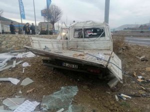 Yoldan Çıkan Kamyonet Kaza Yaptı: 1 Ölü, 1 Yaralı