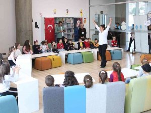 Minikler ‘Masal Saati’nde Keyifli Vakit Geçirdi