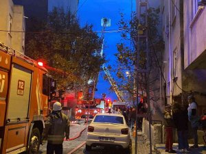 Avcılar’da Korkutan Yangın: Çatı Katı Alev Alev Yandı
