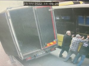 İ̇stanbul’da Akıl Almaz Kaza Kamerada: Sıkışan Şoförü 10 Tonluk Otobüsü İtip Kurtardılar