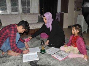 Gaz Lambası Işığında Ders Çalışıyorlar