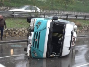 İ̇zmir’de Yolcu Minibüsü Devrildi