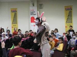 Bayraklı’da Çocuklar, Tiyatroda Doyasıya Eğlendi