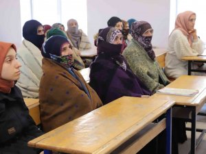 Bayburtlu Kadınlar Köy Yaşam Merkezlerinde Modern Tarım Yöntemlerini Öğreniyor