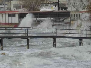 Kuzey Ege’de Fırtına Hayatı Olumsuz Etkiliyor