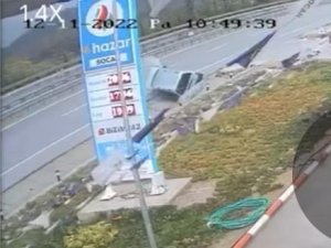 Önündeki Araca Çarpmamak İçin Manevra Yapan Otomobil, Yan Yattı