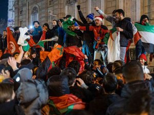 Paris’te Fas’ın Galibiyetini Kutlayan Taraftarlara Polisten Müdahale