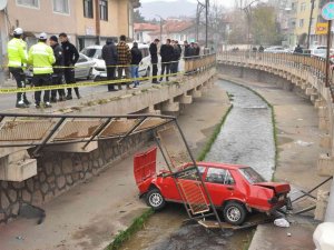 Otomobille Dereye Uçan Sürücü Burnu Bile Kanamadan Kurtuldu