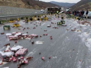 Kazada Yola Saçılan Bira Şişeleri Karayolunu Araç Trafiğine Kapattı