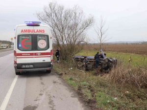 Kontrolden Çıkan Araç Yol Kenarına Düştü: 2 Yaralı