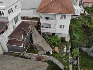 Etkili Olan Lodos, Binanın Tentesini Uçurdu