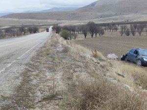 Şarampole Giren Otomobilde 3 Kişi Yaralandı