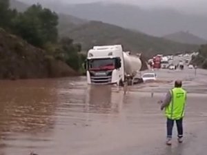 Milas’ta Sağanak Yağmur Etkili Oldu