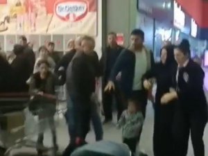 Alışveriş Merkezinde Araba Kavgası Kamerada