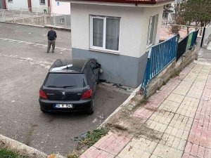 Kontrolden Çıkan Otomobil Okul Bahçesine Uçtu