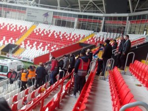 Tribünde Kalp Krizi Geçiren Taraftar Hayatını Kaybetti