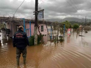 Büyükşehir Ekipleri Taşkınlara Müdahale Etti