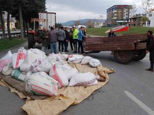 Traktör İle Tır Çarpıştı, Buğday Çuvalları Yola Saçıldı