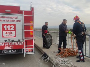 Batman Çayı’nda Mahsur Kalan Yavru Kedi İçin Seferber Oldular