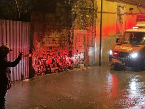 İ̇zmir’de Sağanak Yağmur Nedeniyle Evin Çatısı Çöktü
